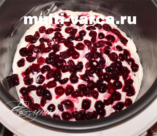 Викладаємо вишню на шарлотку