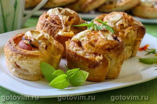 Булочки-завитки з беконом і сиром брі