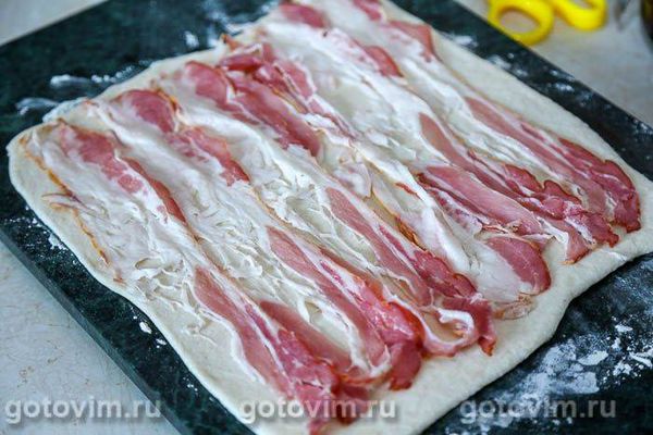 Булочки-завитки з беконом і сиром брі