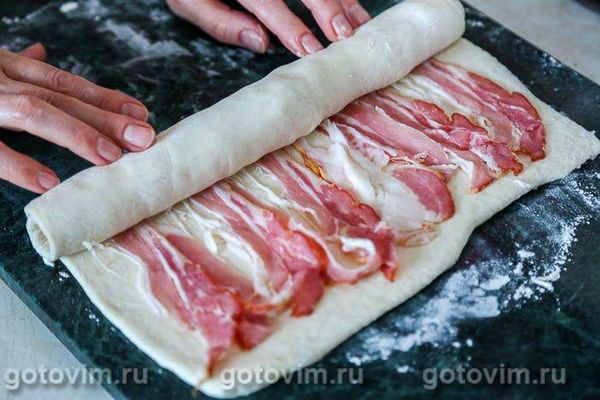 Булочки-завитки з беконом і сиром брі