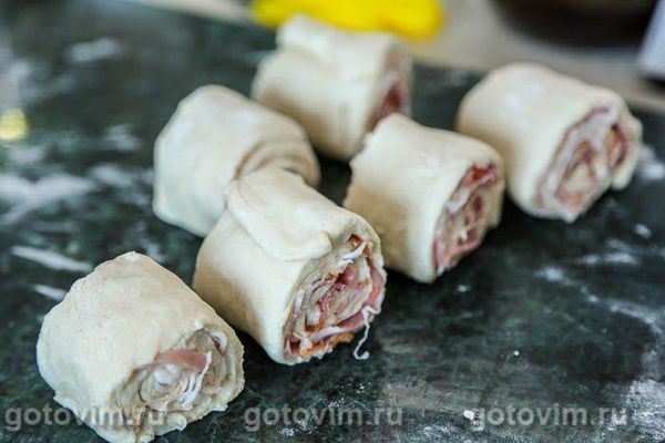 Булочки-завитки з беконом і сиром брі