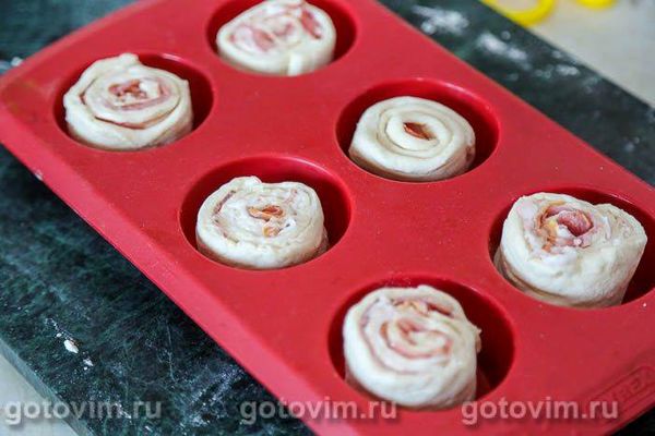Булочки-завитки з беконом і сиром брі