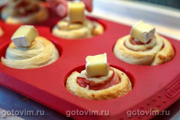 Булочки-завитки з беконом і сиром брі